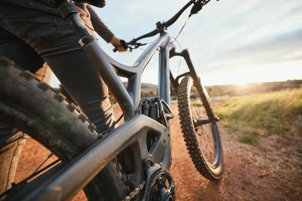 山地自行车以及在农村地区为业余爱好 锻炼和锻炼而在大自然中对自行车进行特写 骑自行车和骑自行车的人在室外土路上冒险 自由和狂欢 — 图库照片