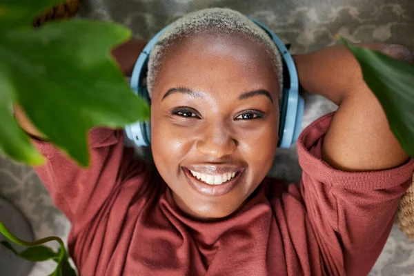 Kobieta Portret Słuchawki Słuchania Muzyki Relaks Roślin Dla Spokoju Spokoju — Zdjęcie stockowe