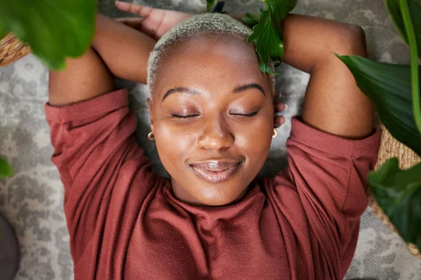 Relaks Rośliny Powyżej Czarnej Kobiety Domu Wellness Zen Myślenia Spokojnej — Zdjęcie stockowe