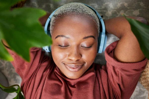 Mujer Cara Auriculares Para Escuchar Música Para Relajarse Suelo Con — Foto de Stock