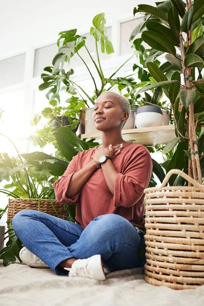 Wellness Klid Žena Dýchající Rostlinami Účelem Meditace Přírodním Skleníku Dýchání — Stock fotografie