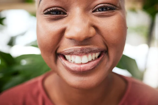 Retrato Plantas Dentes Com Uma Mulher Negra Jardineira Sua Casa — Fotografia de Stock