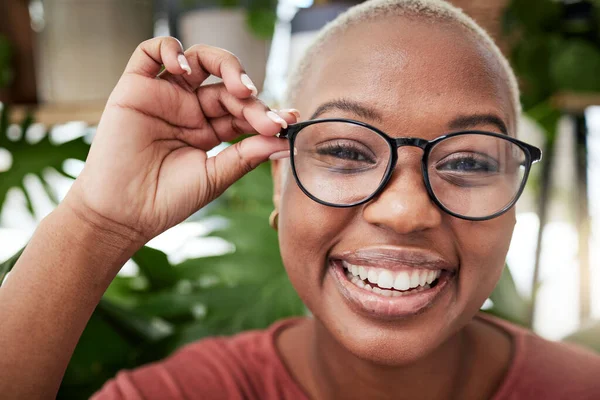 眼鏡やビジョン フレームと処方レンズで目のケアと検眼で顔 幸せと黒の女性 健康と眼科 化粧品眼鏡の肖像画の女性の人 — ストック写真