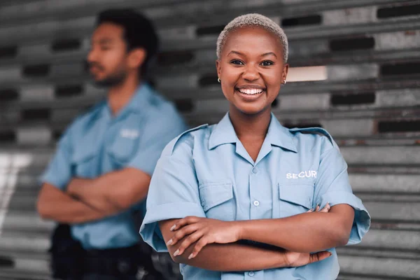 Portre Güvenlik Kolluk Kuvvetleri Mutlu Siyah Kadın Kolları Sokakta Bir — Stok fotoğraf