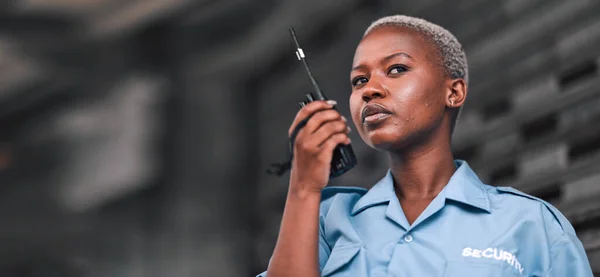 Güvenlik Radyo Şehirde Devriye Gezen Siyahi Bir Kadın Polis Memuru — Stok fotoğraf