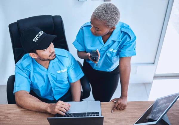 警備員 安全担当者 ラップトップと監視のためのウォーキートーキーを持つオフィスのチーム 犯罪予防 コミュニケーション 法執行のために一緒に働く男性と黒人女性 — ストック写真