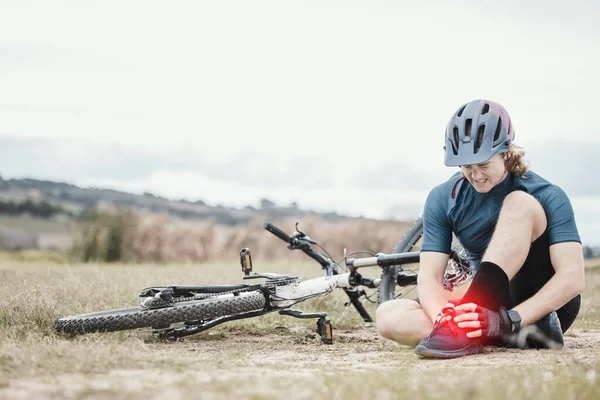 骑自行车和人与脚痛的性质后 训练受伤和运动紧急情况 在公园骑自行车后 骑自行车或有肌肉问题的男性骑自行车者 — 图库照片