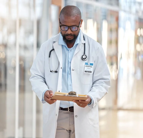 Homem Negro Médico Prancheta Leitura Com Documentos Pesquisa Cronograma Saúde — Fotografia de Stock