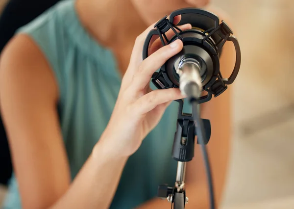 Microfone Mão Mulher Podcast Transmissão Vivo Transmissão Mídia Close Para — Fotografia de Stock