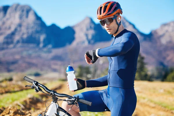 Radfahren Berg Oder Mann Mit Einer Smart Watch Für Fitness — Stockfoto