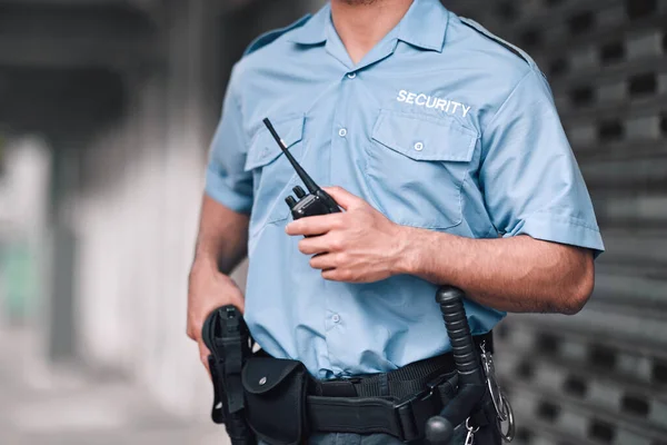 Guardia Seguridad Oficial Seguridad Hombre Con Walkie Talkie Mano Calle —  Fotos de Stock