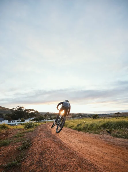 자전거타기 자전거타기 그리고 시골에서 연습하고 운동하기 위하여 자연계내 자전거타기 사이클 — 스톡 사진