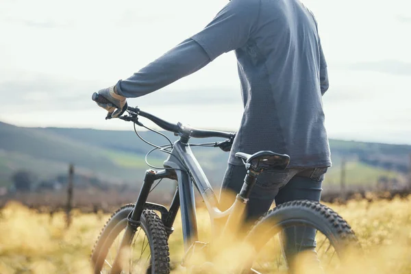 极限运动 骑自行车和骑自行车的男子在农村进行训练 锻炼和锻炼 骑自行车和骑山地车的人 为了冒险 自由和骑在土路上 — 图库照片