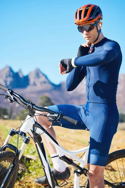 Ποδηλασία Ποδήλατο Βουνού Άνθρωπος Smartwatch Για Παλμό Άσκηση Γυμναστήριο Στόχος — Φωτογραφία Αρχείου