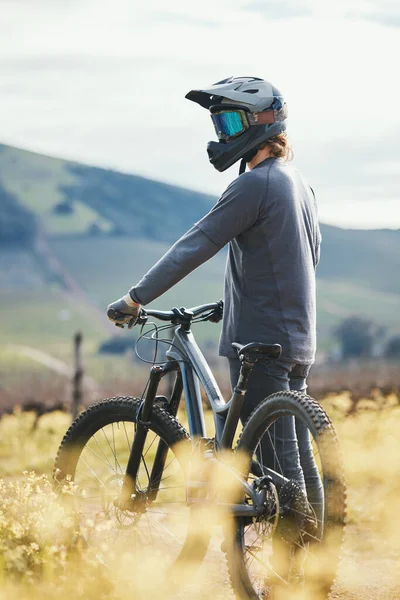 骑自行车和带着头盔骑自行车的男子 在农村进行训练 锻炼和锻炼 骑自行车和骑山地车的人 为了冒险 自由和骑在土路上 — 图库照片