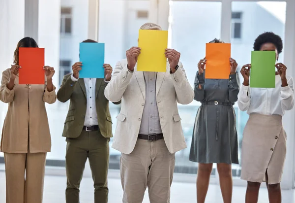 论文和一个匿名的商业团队一起站在办公室展示选择 与一群同事或员工的团队合作 模仿和彩色海报 — 图库照片