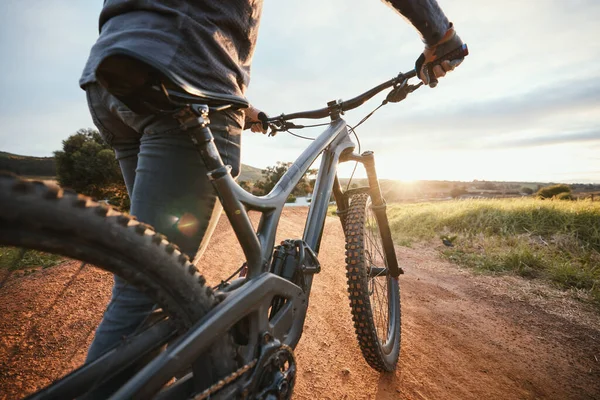 자전거타기 시골에서 자전거타기 자전거채우기 자연계 에서의 운동등 그것이다 자전거타기 모험을 — 스톡 사진