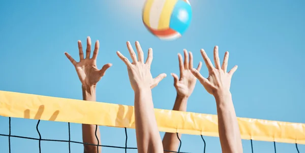 Volleyball Hände Und Netz Mit Sport Und Fitness Menschen Freien — Stockfoto
