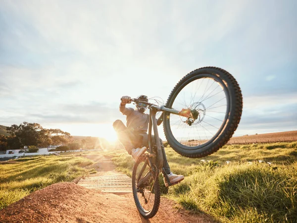 骑自行车和骑自行车的人 在农村进行训练 锻炼和锻炼 骑山地自行车在泥土路上冒险 自由和狂欢 — 图库照片