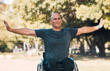 Spor, sağlık ve kas gevşemesi için park yerinde esneme, zindelik ve tekerlekli sandalye kullanıcısı. Engelli, eğitimli ve sağlıklı bir adam olgun insanlarla ısınma, doğa ve spor müsabakalarında egzersiz yapıyor..