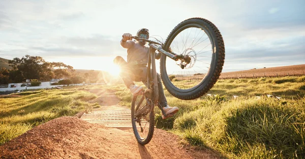 肾上腺素和骑自行车的人 在农村进行训练 锻炼和锻炼 骑自行车和骑山地自行车的男子在土路上冒险 自由和超速 — 图库照片