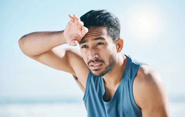 Fitness Sudorese Homem Respirando Praia Após Treinamento Corrida Cardio Intenso — Fotografia de Stock