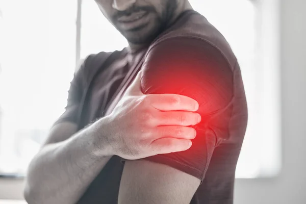 在健身锻炼过程中 一名男子的手 胳膊和肩膀都有红光的疼痛和伤痕 男子运动员在发生事故或紧急事故后保持关节的医疗保健 医学和解剖学 — 图库照片