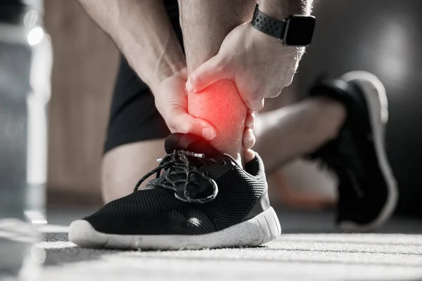 Bolest Ruky Kotníku Zranění Nohou Muže Červeném Zvýrazňují Během Fitness — Stock fotografie