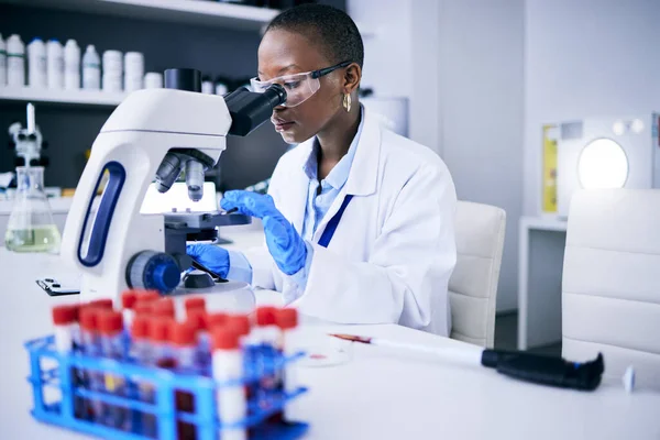 血液検査研究のための顕微鏡上の科学 研究室や女性 医学分析やDnaやウイルスチューブ バイオテクノロジー ヘルスケア 科学者 医師またはアフリカ人は粒子をチェックします — ストック写真