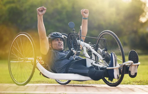 Fietsen Winnen Gelukkig Man Met Een Handicap Wedstrijdtraining Met Succes — Stockfoto