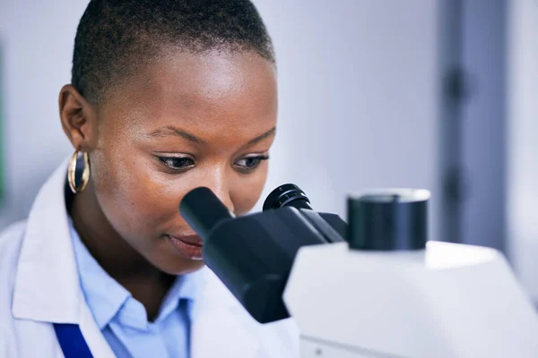 黒の女性科学者の閉鎖 研究室での医学研究やバイオテクノロジーのための分析と科学研究と顕微鏡 検査サンプルと科学実験 — ストック写真
