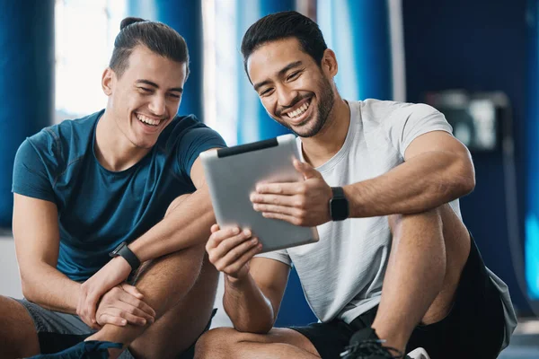 Happy Social Media Personal Trainer Met Een Tablet Voor Fitnesstraining — Stockfoto