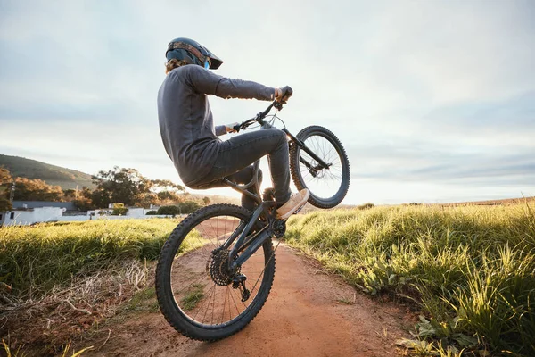 农村地区的运动 骑自行车和骑自行车的男子 用于自然的训练 锻炼和锻炼 骑自行车和骑山地自行车的人 在室外土路上冒险 自由和狂欢 — 图库照片