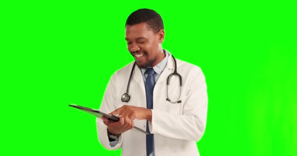 好的标志 男医生 在绿色的屏幕上完美的手部姿势 为医疗保健的成功和良好的服务 具有类似或可接受情绪的非洲外科顾问的满意结果或同意和认可 — 图库视频影像