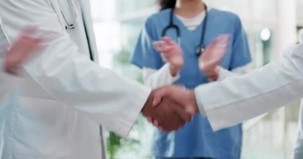 Doktorlar Sıkışma Hastane Ortaklığı Işbirliği Anlaşmayı Kutlamak Için Ekiple Birlikte — Stok video