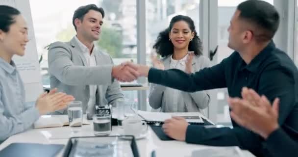 オフィスでのパートナーシップにお祝いの握手 拍手とビジネスの人々 達成またはB2B契約を祝うために従業員の握手 拍手と幸せなグループ — ストック動画