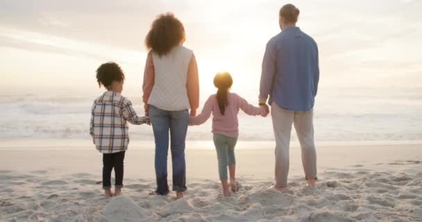 Familie Händchen Halten Und Kinder Strand Bei Sonnenuntergang Zusammen Den — Stockvideo