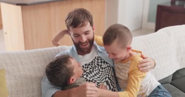 Gelukkig Speels Ontspannen Met Vader Kinderen Bank Voor Glimlach Knuffel — Stockvideo