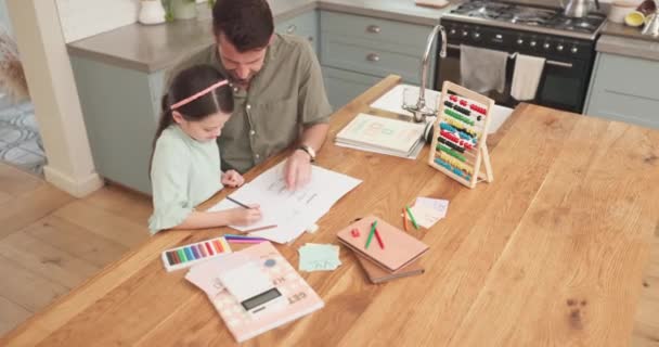 Kind Vader Hulp Met Wiskunde Huiswerk Aan Een Tafel Een — Stockvideo