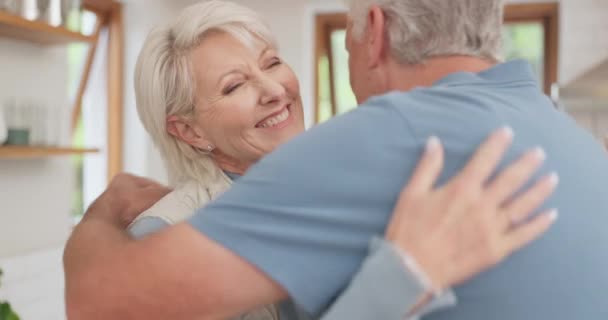 老两口 在家中拥抱和微笑 寻求爱情 关心和放松 共同寻求友谊 支持或信任 面对女人 快乐的女人会拥抱男人 享受美好的时光 享受退休生活 — 图库视频影像