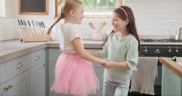 Feliz Bailar Niñas Niños Cocina Saltando Jugando Vinculación Hogar Moderno — Vídeos de Stock