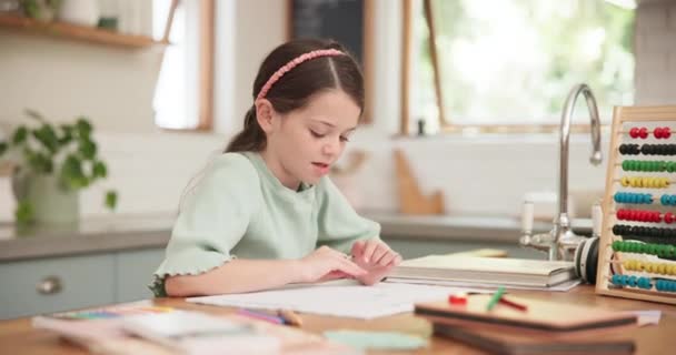 Menina Contagem Lição Casa Com Escrita Mesa Para Matemática Com — Vídeo de Stock