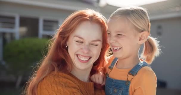 微笑和母亲拥抱她的孩子 而站立 结合和玩在他们的后院 爱和年轻的妈妈在家里的花园里享受新鲜空气的同时拥抱她的女儿 — 图库视频影像