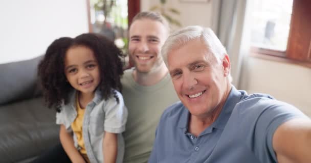 Selfie Avô Com Pai Filho Casa Felicidade Memória Família Interracial — Vídeo de Stock