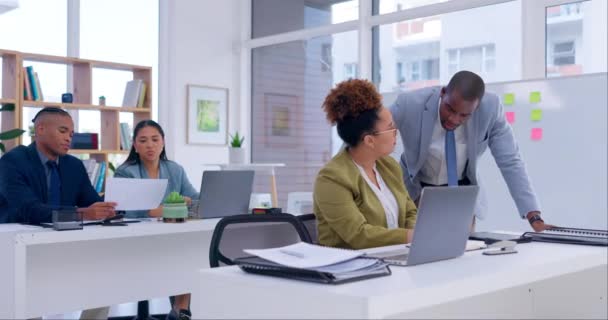 Laptop Samenwerking Een Mentor Met Een Zakelijke Zwarte Vrouw Kantoor — Stockvideo