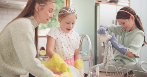 Mamá Niñas Niños Limpieza Platos Cocina Casera Para Higiene Gérmenes — Vídeos de Stock