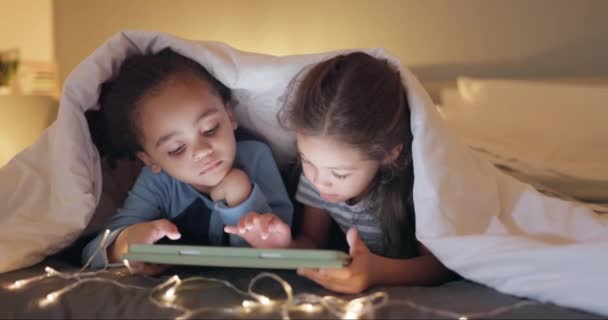 Tableta Noche Niños Transmitiendo Una Película Caricatura Espectáculo Dormitorio Tienda — Vídeos de Stock