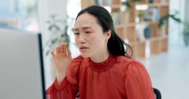 Estrés Dolor Cabeza Mujer Asiática Oficina Con Ordenador Frustrado Molesto — Vídeos de Stock