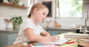 Sanat, çizim ve çocuk pratik için mutfak masasında defter, evde çizim yapmak için eskiz çizmek için, yaratıcı ve çocuklu kağıt okul ödevi için renkli, kalem proje için.