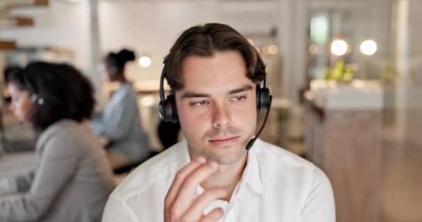 Sakit Kepala Gelisah Dan Panggilan Telepon Pria Agen Layanan Pelanggan — Stok Video